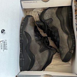 I’m selling a pair of air Jordan 10 retro BG, they are a child’s size 4